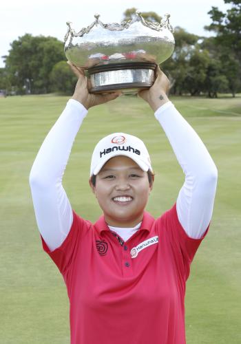 米ゴルフツアー初優勝を果たし、笑顔でカップを掲げる野村敏京
