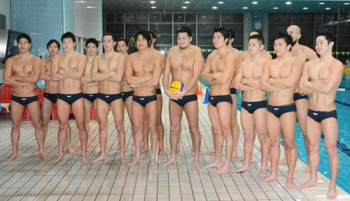 記念撮影に応じる水球男子日本代表