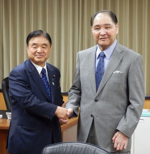 意見交換を前に握手する遠藤五輪相（左）と日本相撲協会の尾車事業部長