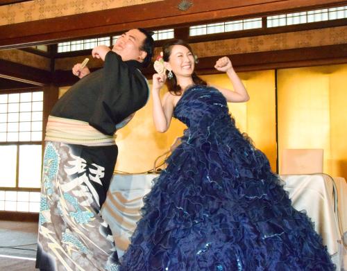 福岡で開いた結婚披露宴で「琴バウアー」を披露する大関琴奨菊関と祐未夫人