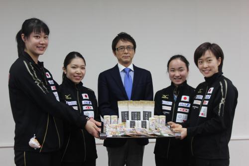 全農・広報部の鯨井次長から差し入れを受け取る石川（右）ら女子日本代表選手たち