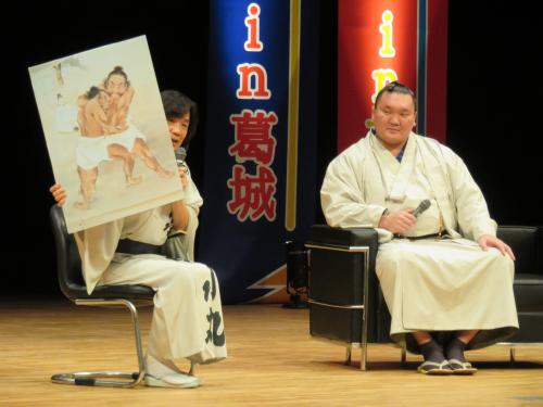 奈良県葛城市で河内家菊水丸とトークショーを行った白鵬