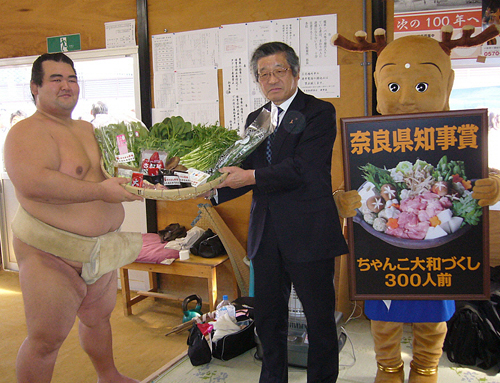「奈良県知事賞」を贈呈された琴奨菊（左）。左はせんとくん