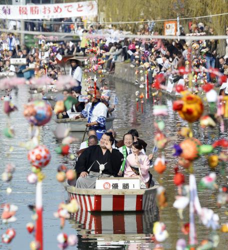 大相撲初場所で優勝し、華やかに飾られた水路をパレードする大関琴奨菊関と祐未夫人