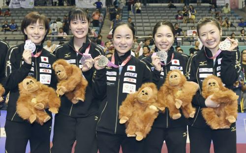 銀メダルを手に笑顔の（左から）石川、浜本、伊藤、若宮、福原
