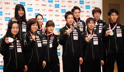 銀メダルを手に笑顔の（前列左から）伊藤、石川、福原、水谷、丹羽、吉村（後列左から）浜本、若宮、大島、松平