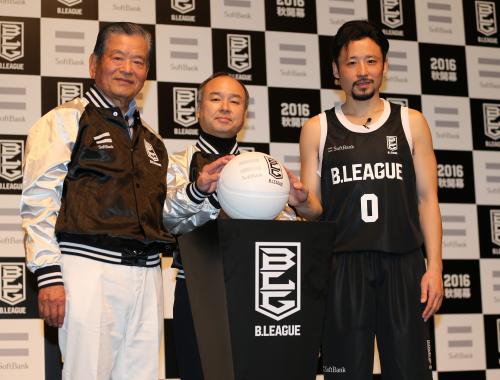 ソフトバンクがＢリーグのトップパートナーに決定。ボールに手を置く（左から）日本バスケットボール協会・川淵三郎会長、ソフトバンクグループ・孫正義代表、リンク栃木・田臥勇太