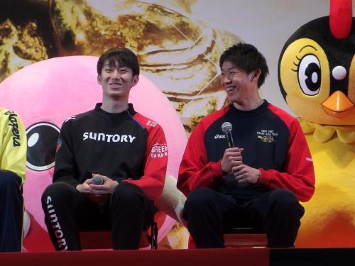 トークショーで笑顔を見せるバレーボール男子の石川祐希（右）と柳田