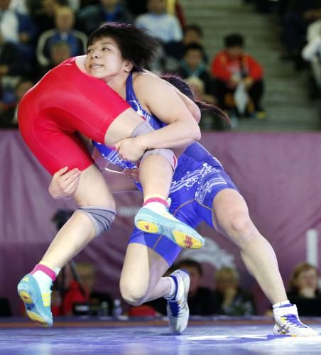 女子75キロ級準決勝　モンゴル選手（左）を破った渡利璃穏