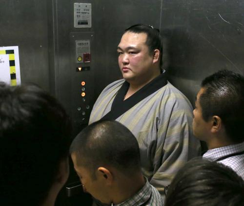 ＜大相撲春場所９日目＞エレベーターで記者に囲まれる稀勢の里