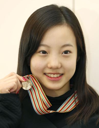 フィギュアスケートの世界ジュニア選手権から帰国し、メダルを手に笑顔の本田真凜