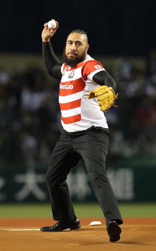 始球式を行うラグビー日本代表・ホラニ龍コリニアシ