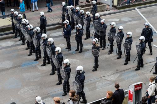 27日、ベルギーの首都ブリュッセルで追悼会場を警備する機動隊（ＡＰ）
