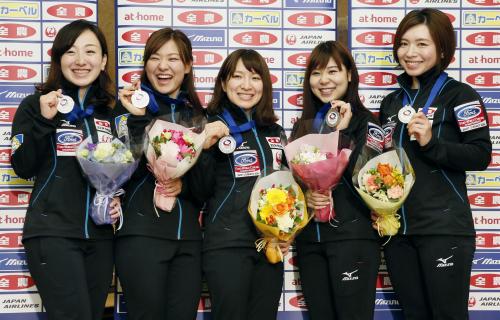 銀メダルを手に笑顔のカーリング女子日本代表。左から藤沢、吉田知、鈴木、吉田夕、本橋＝成田空港