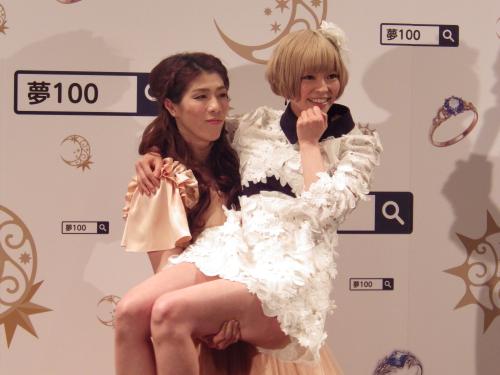 スマホゲーム「夢１００」のＣＭ発表イベントで吉田沙保里（左）にお姫様抱っこをされる最上もが