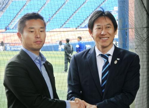 横浜スタジアムを視察したスポーツ庁の鈴木長官。左はＤｅＮＡの池田純球団社長