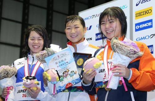 女子１００メートルバタフライの表彰台で笑顔の（左から）２位・星、１位・池江、３位・長谷川