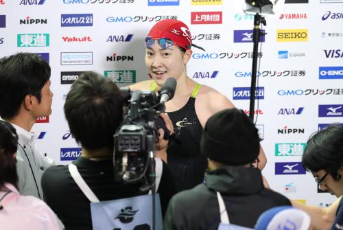 女子２００Ｍ背泳ぎで決勝進出を決め、インタビューに応じる酒井夏