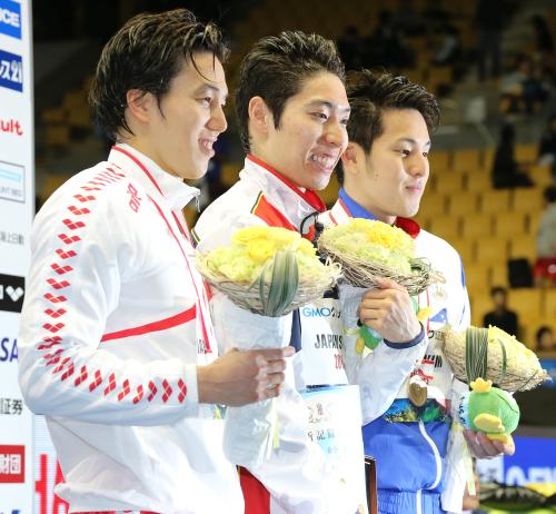 男子２００Ｍ個人メドレー決勝、表彰台で笑顔を見せる（左から）藤森太、萩野、瀬戸