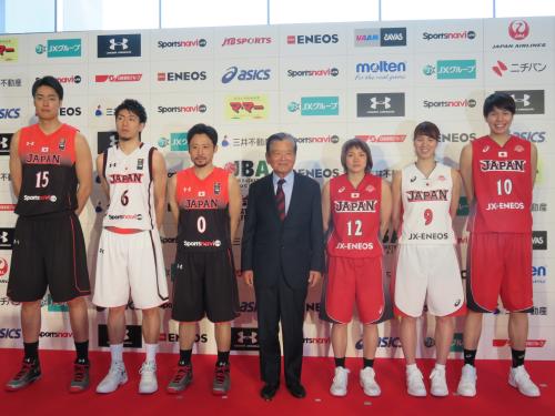 新ニックネームと新ユニホームを発表したバスケットボール日本代表。（左から）竹内譲次、比江島慎、田臥勇太、川淵会長、吉田亜沙美、山本千夏、渡嘉敷来夢