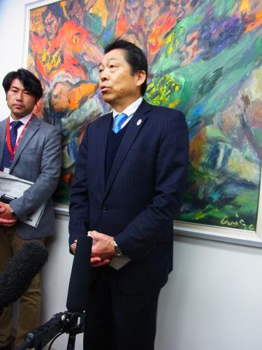 日本スポーツ振興センターを訪れた銭谷専務理事は謝罪と報告を行った