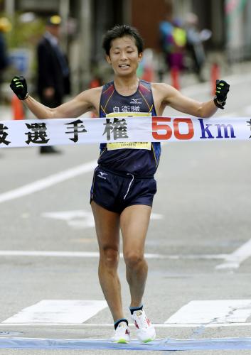 男子50キロ競歩　３時間44分12秒で優勝した谷井孝行