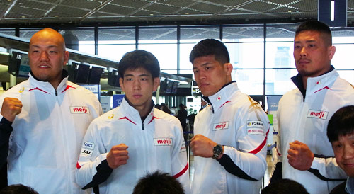 五輪予選に向けて出発したレスリング・グレコローマン日本代表の（左から）園田、屋比久、岡、斉川