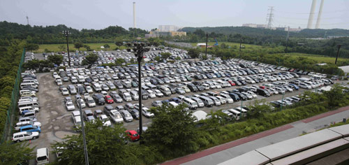 東日本大震災以降は原発事故の対応拠点となっているＪヴィレッジ。芝生のピッチだった場所が駐車場として使用されている
