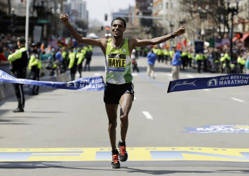 ボストン・マラソン、２時間12分45秒でゴールする男子優勝のレミ・ハイレ（ＡＰ）