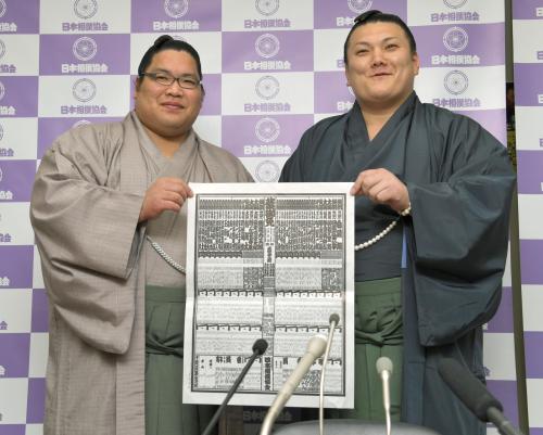 大相撲夏場所の新番付を手にする新関脇の勢（右）と新入幕の錦木