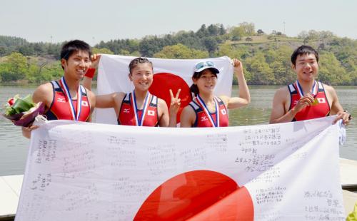ボートの五輪アジア予選軽量級ダブルスカルで出場枠を獲得した、男子の中野（右端）、大元（左端）組と女子の大石（中央左）、冨田（同右）組
