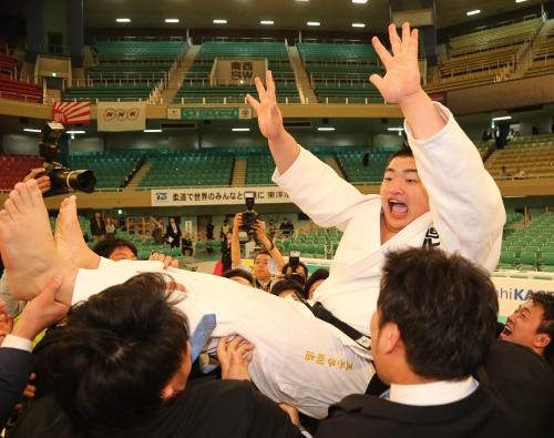 全日本柔道選手権で優勝し胴上げされる王子谷