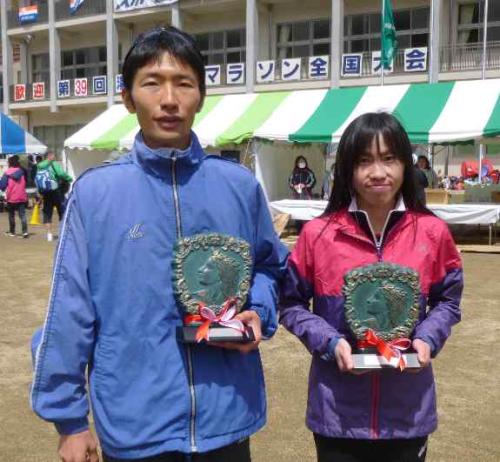 塩原温泉マラソン１０キロ総合で優勝した岩間（左）と鷹崎