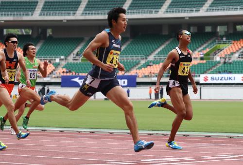 ＜静岡国際陸上（男子２００メートル・決勝）＞優勝した飯塚（右から２人目）に食らいつく２位のサニブラウン（右）