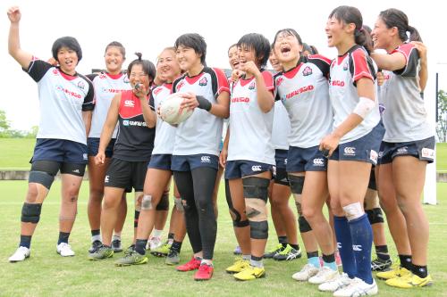 熊谷合宿を打ち上げ、記念撮影を行う７人制ラグビー女子日本代表の中村知春主将（中央のボール保持者）らメンバー