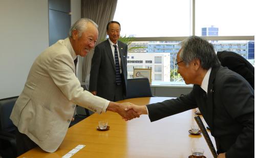 スポニチ東京本社を訪れたＪＧＴＯ青木会長（左）は本紙・河野社長と握手。中央はＪＧＴＯ松井副会長