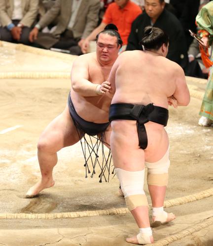 ＜大相撲　夏場所　１２日目＞稀勢の里（左）は照ノ富士を押し出しで破る