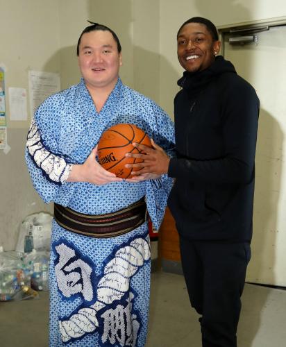 ＮＢＡのブラッドリー・ビールからバスケットボールを贈られ笑顔を見せる白鵬（左）