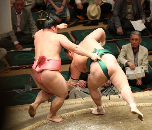 ＜大相撲夏場所１４日目＞宇良（左）は旭日松を上手出し投げで破る