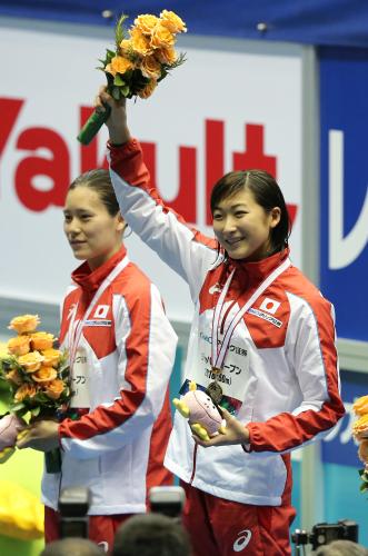 ＜ジャパンオープン２０１６＞女子１００メートル自由形決勝、表彰式で声援に応える池江（左は内田）