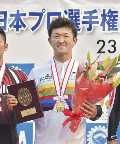 全プロ選手権スプリントで４連覇を達成し、笑顔の中川誠一郎