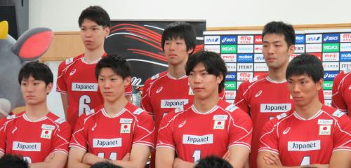 都内で会見したバレーボール男子日本代表候補。（前列左から）柳田、石川、清水、福沢（後列左から）山内、傳田、栗山