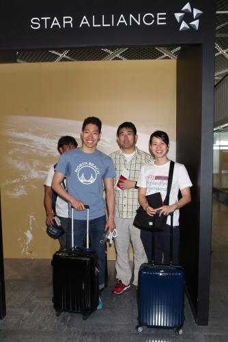 笑顔で欧州遠征に向けて出発する（前列左から）萩野と星。後列右は平井日本代表監督