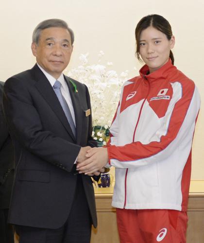 群馬県庁を訪れ、大沢正明知事（左）と握手を交わすリオ五輪競泳女子代表の内田美希選手