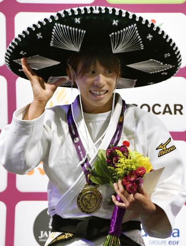 女子48キロ級で優勝し、表彰式で笑顔の近藤亜美