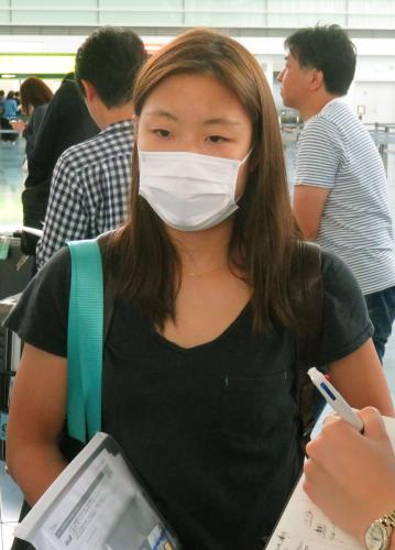 五輪前最後となる海外遠征への出発前、マスク姿で取材に応じるバドミントン女子日本代表の奥原希望