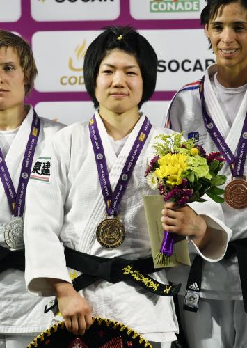 女子52キロ級で優勝し、表彰式で金メダルを胸にする中村美里