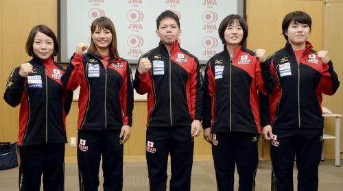 リオ五輪重量挙げの日本代表に選ばれ、写真に納まる（左から）三宅宏実、八木かなえ、糸数陽一、安藤美希子、松本潮霞