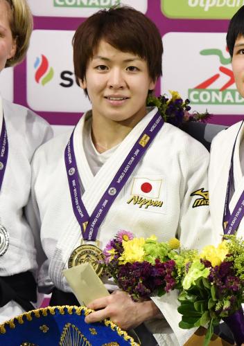 女子63キロ級で優勝し、表彰式で金メダルを胸に笑顔の田代未来