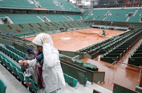 第９日の全試合が雨天中止となった全仏オープンのセンターコート＝パリ